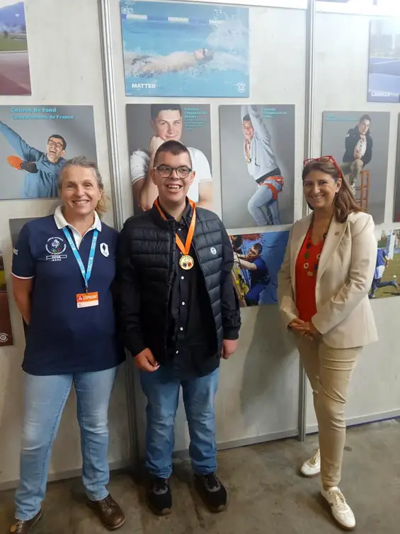 "Moi aussi j’veux jouer" est une exposition photo bouleversante qui met en lumière 15 sportifs en situation de handicap intellectuel. Un projet engagé de LudoDago pour sensibiliser, inclure et changer les regards grâce au sport adapté.