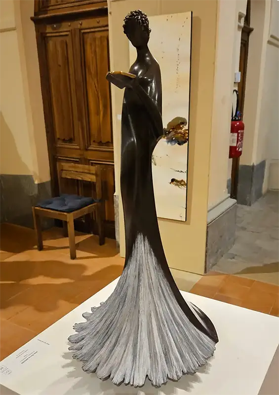 La Letrice (La lecture II) — Pour Jean-Pierre Baldini,« Il n’y a rien de plus beau, de plus fort et de plus expressif que, le bronze, cet alliage issu du mariage du cuivre et de l’étain (…) Il est à la fois, souplesse et profondeur, rigueur et infini et, par le jeu de ses patines, couleur et lumière. En un mot, le bronze, c’est la vie »