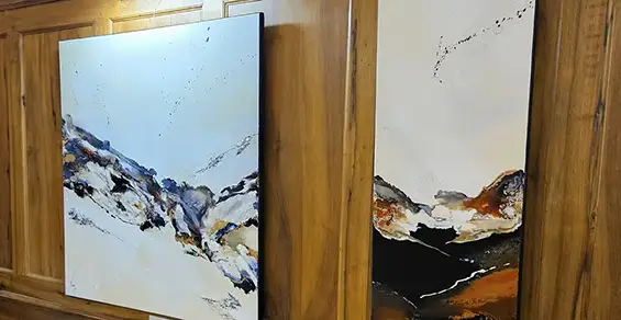 Quelques œuvres de l'artiste Naen. Pensées "comme des rêves où chacun verra ce qu'il souhaite voir", ses œuvres abstraites et sans titre offrent au spectateur la possibilité de s'approprier pleinement chaque toile en y projetant son propre imaginaire.