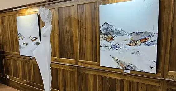 Quelques œuvres de l'artiste Naen. Pensées "comme des rêves où chacun verra ce qu'il souhaite voir", ses œuvres abstraites et sans titre offrent au spectateur la possibilité de s'approprier pleinement chaque toile en y projetant son propre imaginaire.