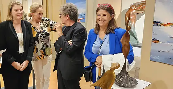 Sandrine Chaix en compagnie de Naen, Jean-Pierre Baldini et Sarah Bobin, dirigeante de la galerie vent des Cimes