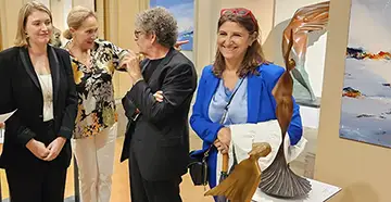 Sandrine Chaix en compagnie de Naen, Jean-Pierre Baldini et Sarah Bobin, dirigeante de la galerie vent des Cimes