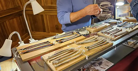 exposition "Talents de femmes" pour découvrir les travaux de ces artistes et artisannes.