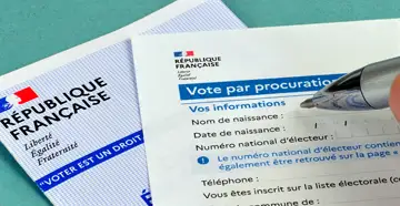 Ne pas pouvoir se déplacer le jour du vote ne signifie pas renoncer à son droit électoral. Grâce au vote par procuration, chaque électeur peut mandater une personne de confiance pour glisser son bulletin dans l’urne à sa place. Une procédure encadrée, accessible et essentielle pour garantir la participation de tous.