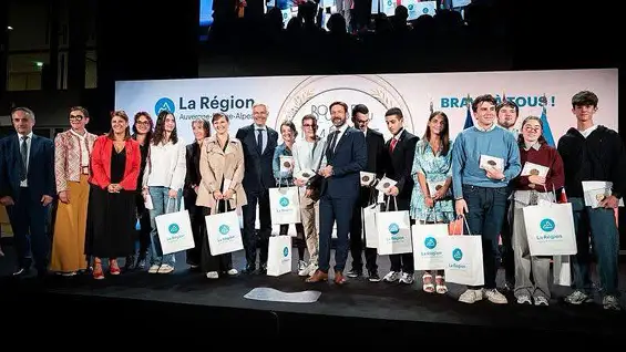 Fierté régionale : nos jeunes héros à l’honneur à travers les Bourses au Mérite — Quelle soirée ! Plus de 3 000 personnes réunies à l’Hôtel de Région de Lyon pour célébrer l’excellence et l’engagement de notre jeunesse à travers les Bourses au Mérite (BAM) et BAM+. En présence de Laurent Wauquiez et de Fabrice Pannekoucke, président de la Région, les lauréats et l’équipe régionale des WorldSkills ont été chaleureusement félicités pour leurs performances exceptionnelles.