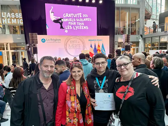 Fierté régionale : nos jeunes héros à l’honneur à travers les Bourses au Mérite — Quelle soirée ! Plus de 3 000 personnes réunies à l’Hôtel de Région de Lyon pour célébrer l’excellence et l’engagement de notre jeunesse à travers les Bourses au Mérite (BAM) et BAM+. En présence de Laurent Wauquiez et de Fabrice Pannekoucke, président de la Région, les lauréats et l’équipe régionale des WorldSkills ont été chaleureusement félicités pour leurs performances exceptionnelles.