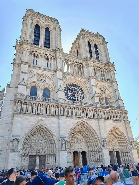 Deux instants suspendus : la flamme des Jeux et la lumière de Notre-Dame — Le parvis de Notre-Dame illuminé.