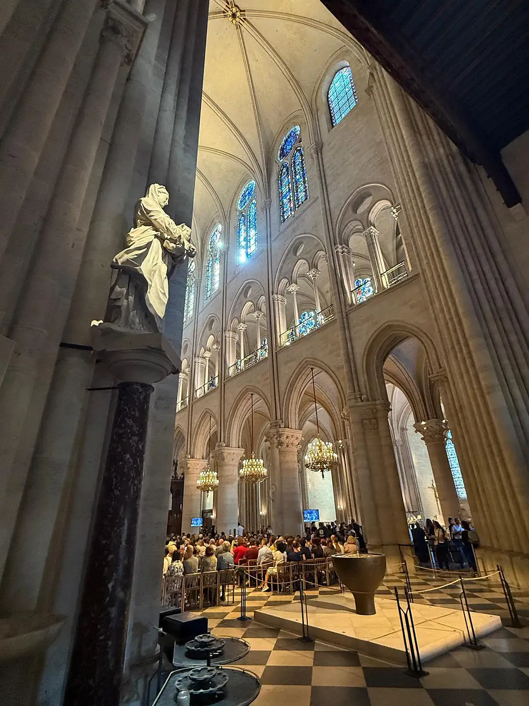 Deux instants suspendus : la flamme des Jeux et la lumière de Notre-Dame — La chasse reliquaire, éclatante