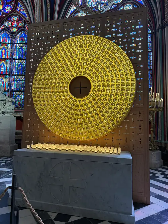 Deux instants suspendus : la flamme des Jeux et la lumière de Notre-Dame — La chasse reliquaire, éclatante