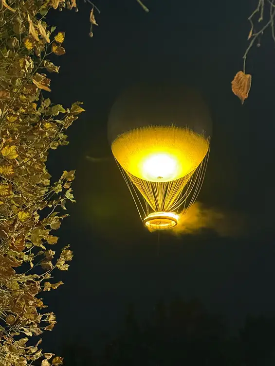 Deux instants suspendus : la flamme des Jeux et la lumière de Notre-Dame — De nuit, la flamme olympique allumée aux Tuileries.