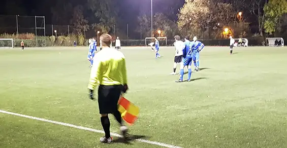 Samedi au Rachais, nous avons assisté avec Laurent Vadon au match de foot de l'équipe senior de l'Entente Sportive du Rachais.Toujours bien accueilli par le Président Thierry Mangano et l'entraîneur Ramzi Hraoubia, nous avons profité du barbecue, puis regardé le match et pleinement profité du petit vent glacial. Notre équipe première au classement affrontait le second Ain Sud. Les équipes aussi frigorifiées que nous se sont quittées sur un match nul 1 à 1.