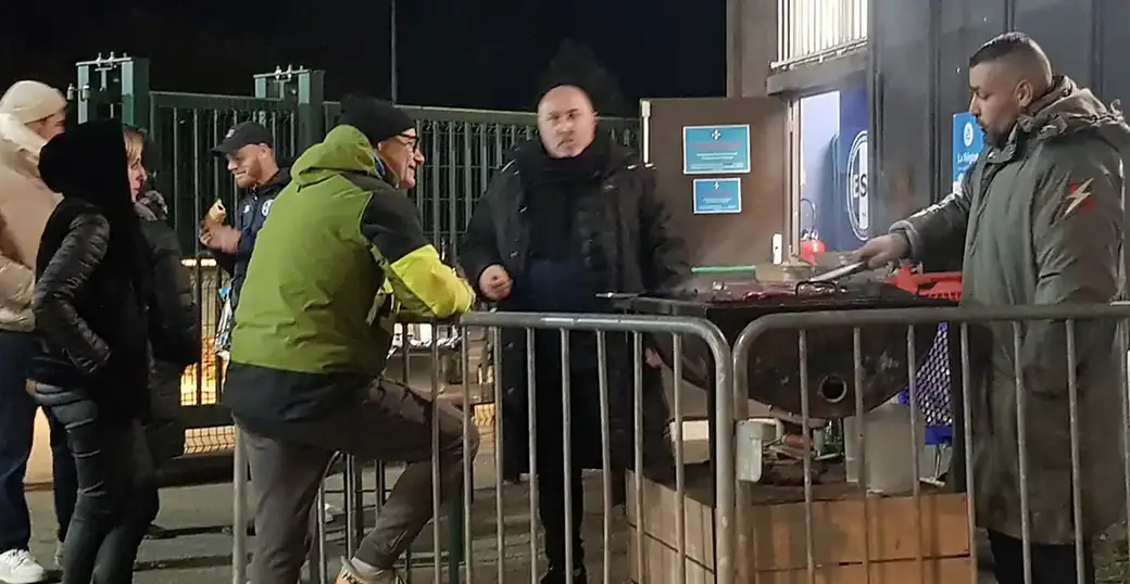 Toujours bien accueilli par le Président Thierry Mangano et l'entraîneur Ramzi Hraoubia, nous avons profité du barbecue, puis regardé le match et pleinement profité du petit vent glacial.