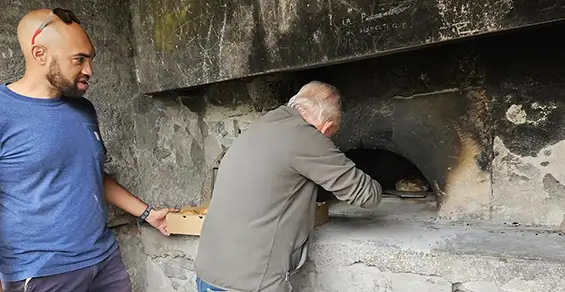 C’est le bon moment pour remettre en route le four à pain du CHARLAIX. Ce four est un équipement du passé Meylanais, en bon état, et rarissime. Nos maîtres du pain, Frédéric et Bernard vous aideront à la cuisson de tous vos délices, dans le four.
