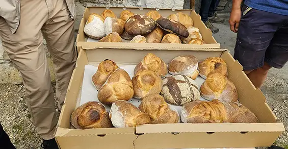 Vous pouvez aussi venir simplement pour connaître comment fonctionne le four, dès la mise en chauffe du matin. A midi, l’AHCM vous offrira de quoi vous désaltérer, tout en partageant le pain