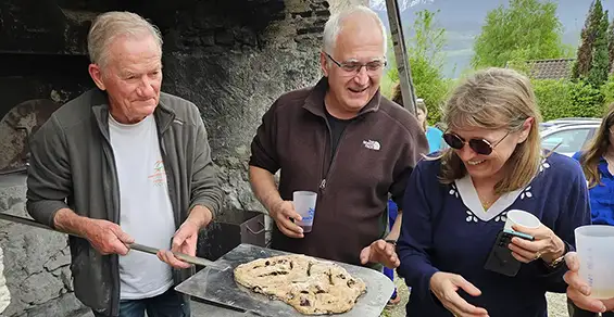 Le printemps est là. C’est le bon moment pour remettre en route le four à pain du CHARLAIX.