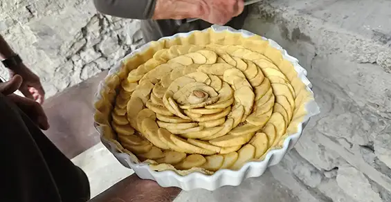 La dégustation s'est faite sur place dans une ambiance très conviviale. Sandrine Chaix et Jean-Marc Seyer ont apprécié le pain chaud sortant du four et quelques morceaux de pizza et tartes.