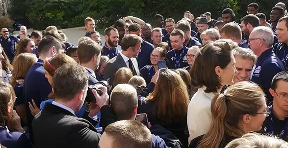 Réception dans les jardins de l’Élysée et échanges privilégiés entre le président et de jeunes athlètes, partageant leurs expériences, leurs ambitions et les défis du haut niveau.