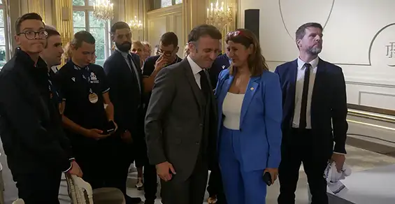Discussion entre Sandrine Chaix et le président Emmanuel Macron sur le développement du sport pour les personnes en situation de handicap.