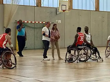 Superbe match de Meylan Grenoble Handibasket face à Lyon au gymnase du château à Domene. Avec le maire de Domene, nous avons procédé au coup d’envoi fictif du match.