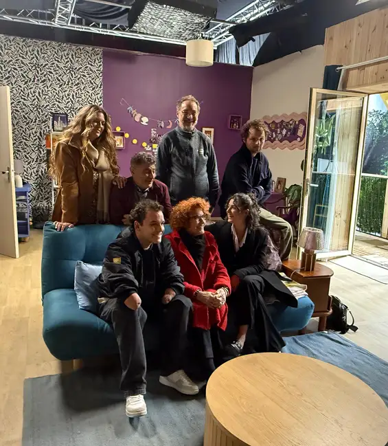 Diffusée sur France 2, Immeuble partagé s’inscrit dans la lignée de la série Vestiaires, qui avait marqué les esprits en abordant avec humour et sensibilité le quotidien de nageurs en situation de handicap. Cette nouvelle création prolonge cet esprit en reflétant, elle aussi, les évolutions d’une société plus inclusive, à travers les histoires croisées de personnages hauts en couleur.