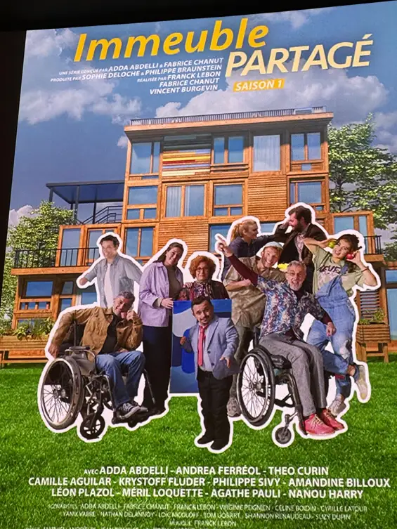 Diffusée sur France 2, Immeuble partagé s’inscrit dans la lignée de la série Vestiaires, qui avait marqué les esprits en abordant avec humour et sensibilité le quotidien de nageurs en situation de handicap. Cette nouvelle création prolonge cet esprit en reflétant, elle aussi, les évolutions d’une société plus inclusive, à travers les histoires croisées de personnages hauts en couleur.