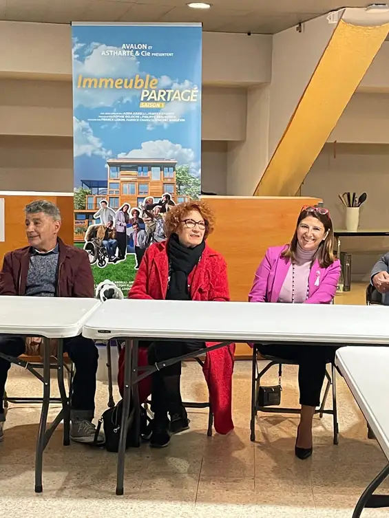 Diffusée sur France 2, Immeuble partagé s’inscrit dans la lignée de la série Vestiaires, qui avait marqué les esprits en abordant avec humour et sensibilité le quotidien de nageurs en situation de handicap. Cette nouvelle création prolonge cet esprit en reflétant, elle aussi, les évolutions d’une société plus inclusive, à travers les histoires croisées de personnages hauts en couleur.