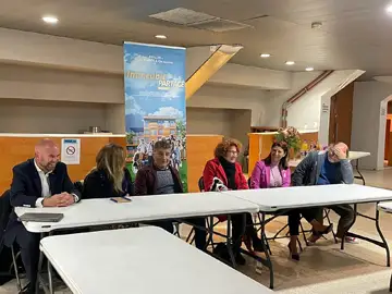 Diffusée sur France 2, Immeuble partagé s’inscrit dans la lignée de la série Vestiaires, qui avait marqué les esprits en abordant avec humour et sensibilité le quotidien de nageurs en situation de handicap. Cette nouvelle création prolonge cet esprit en reflétant, elle aussi, les évolutions d’une société plus inclusive, à travers les histoires croisées de personnages hauts en couleur.