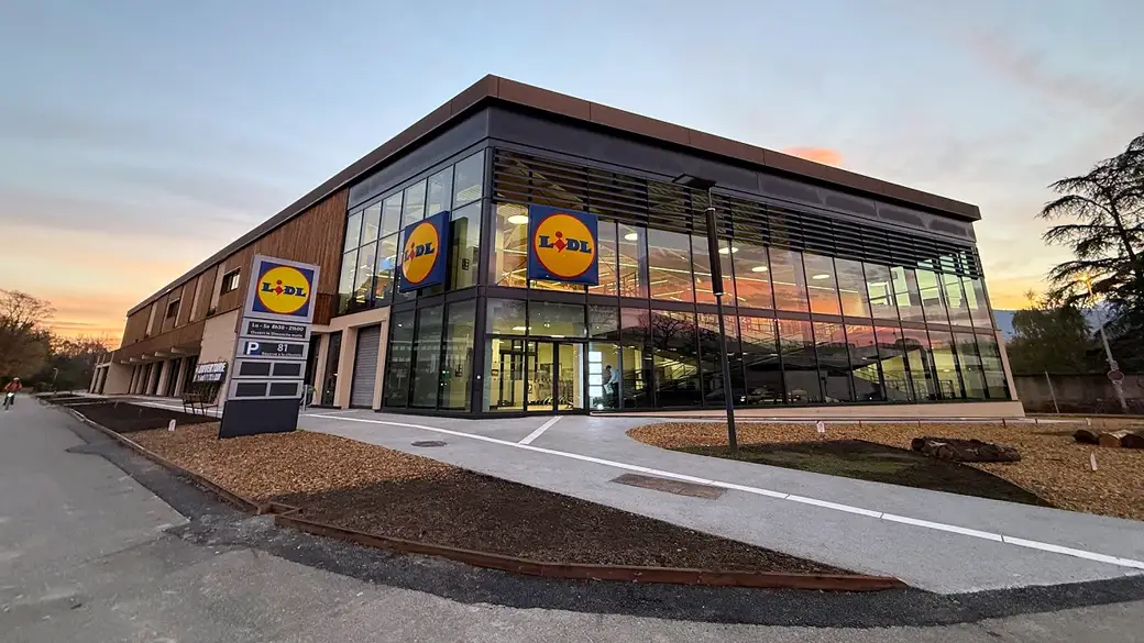 Inauguration du nouveau Lidl de Meylan : Attention à préserver les commerces de proximité — Lidl - A Meylan, le nouveau magasin Lidl conçu par le cabinet d'architectes Arck'in'Tech de Codrieu, a été inauguré le 5 novembre 2025.