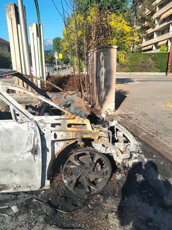 Insécurité à Meylan : quand la réalité dépasse le « sentiment » — voiture bruléé à Meylan
