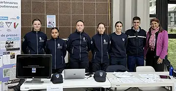 Sandrine Chaix et les cadets de la gendarmerie dont Lola, 15 ans, élèves de seconde. — photo DL, Hélène Thielens