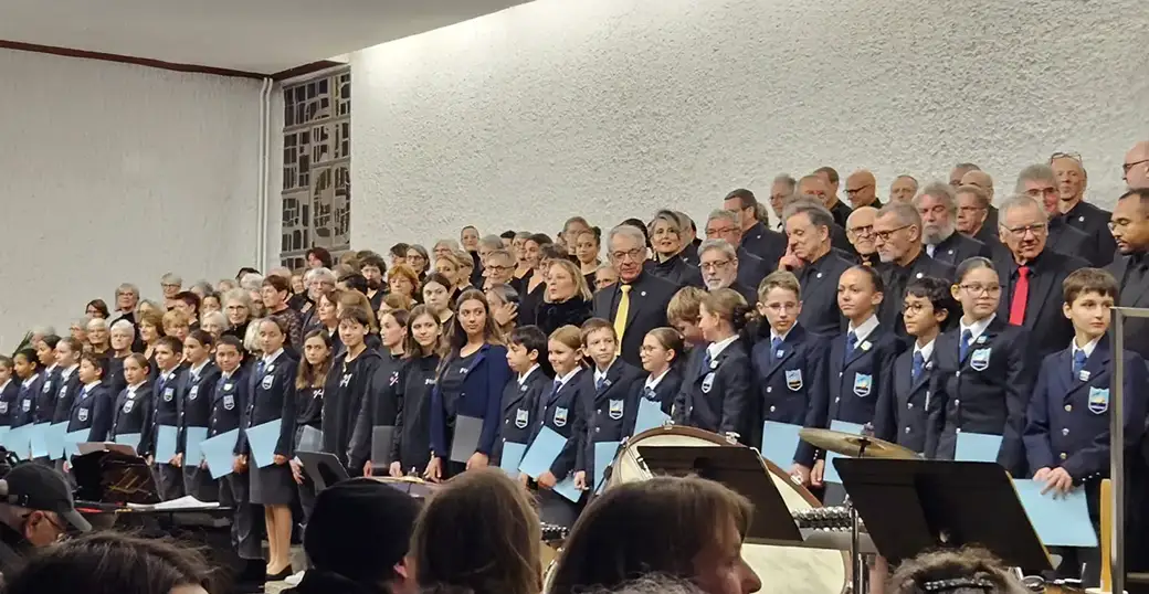 Les choeurs Arcanum et-Air France. Ce concert regroupe plus de 100 choristes dans une version pour deux pianos, percussions et solistes professionnels. Avec la participation des enfants des Pupilles de l'Air et du Centre Musical Accord, sous la direction d’Anne Laffilhe.