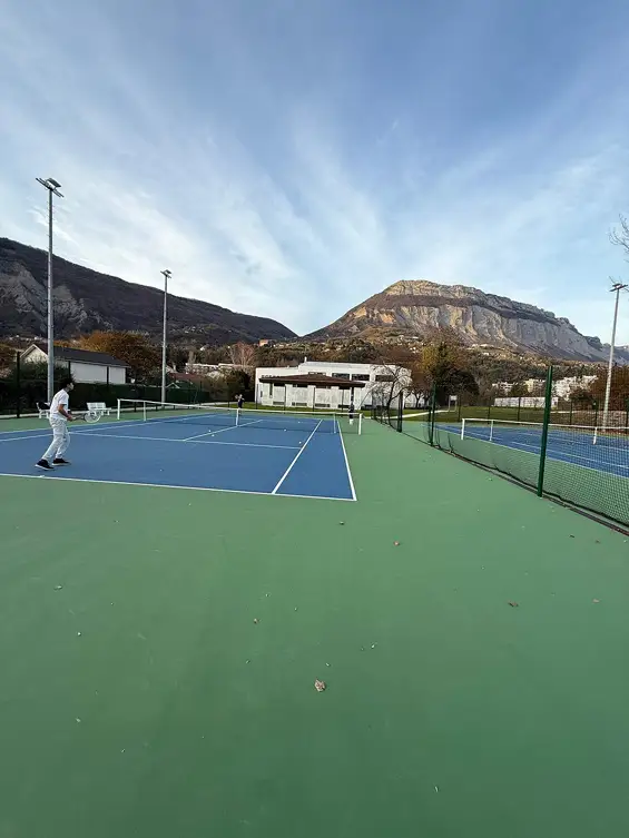 Les courts des Aiguinards font peau neuve… en attendant le padel
