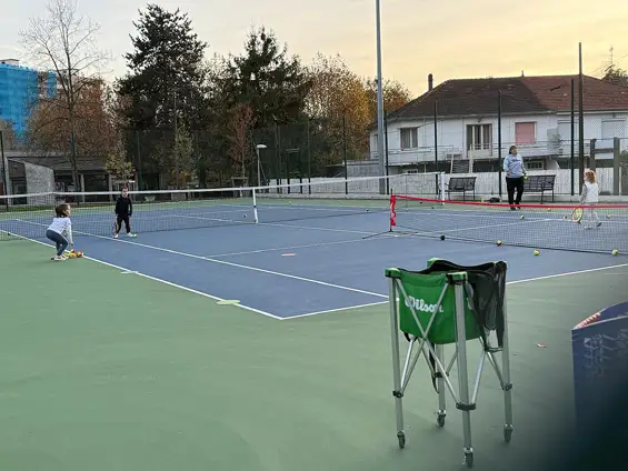 Les courts des Aiguinards font peau neuve… en attendant le padel