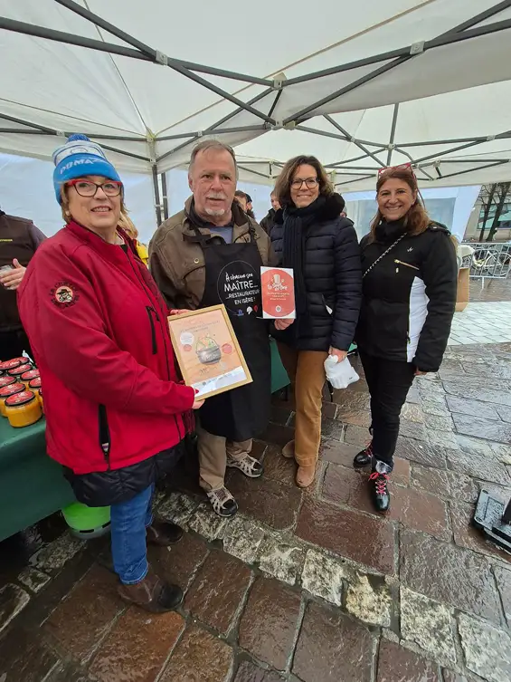 À ll’initiative du Lions Club Grenoble Porte de France, 14 chefs se sont mobilisés pour la Soupe des Chefs, une vente caritative au profit de l’association Ça Déménage. Et vous étiez là. Nombreux. Nombreux à venir chercher un, deux, parfois plusieurs pots… Pas seulement pour le plaisir de la soupe, mais pour soutenir un magnifique élan de solidarité.