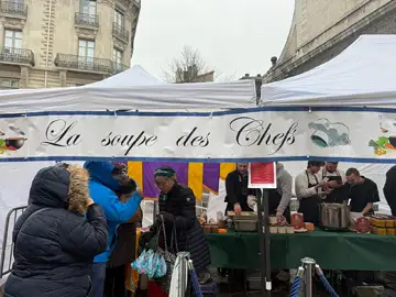 À ll’initiative du Lions Club Grenoble Porte de France, 14 chefs se sont mobilisés pour la Soupe des Chefs, une vente caritative au profit de l’association Ça Déménage. Et vous étiez là. Nombreux. Nombreux à venir chercher un, deux, parfois plusieurs pots… Pas seulement pour le plaisir de la soupe, mais pour soutenir un magnifique élan de solidarité.
