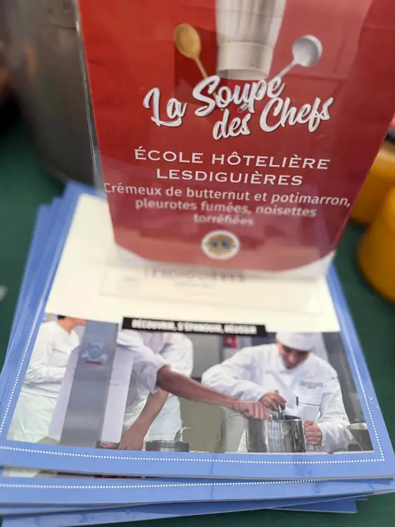 À ll’initiative du Lions Club Grenoble Porte de France, 14 chefs se sont mobilisés pour la Soupe des Chefs, une vente caritative au profit de l’association Ça Déménage. Et vous étiez là. Nombreux. Nombreux à venir chercher un, deux, parfois plusieurs pots… Pas seulement pour le plaisir de la soupe, mais pour soutenir un magnifique élan de solidarité.