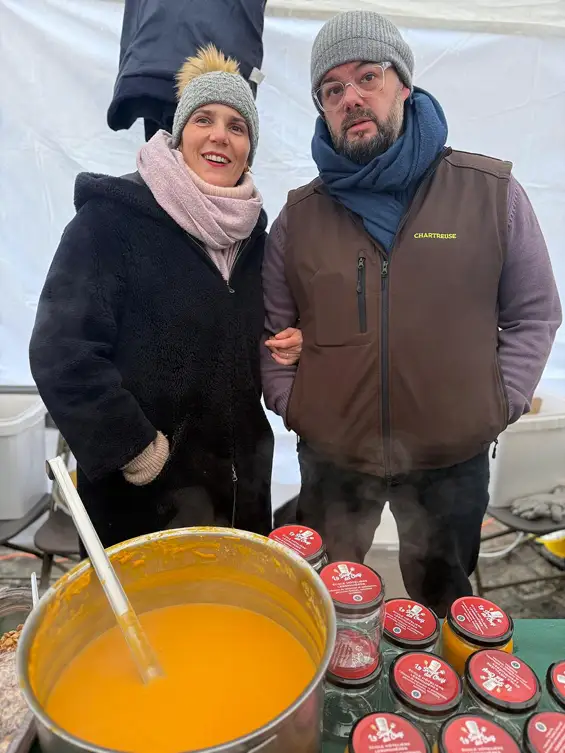 À ll’initiative du Lions Club Grenoble Porte de France, 14 chefs se sont mobilisés pour la Soupe des Chefs, une vente caritative au profit de l’association Ça Déménage. Et vous étiez là. Nombreux. Nombreux à venir chercher un, deux, parfois plusieurs pots… Pas seulement pour le plaisir de la soupe, mais pour soutenir un magnifique élan de solidarité.