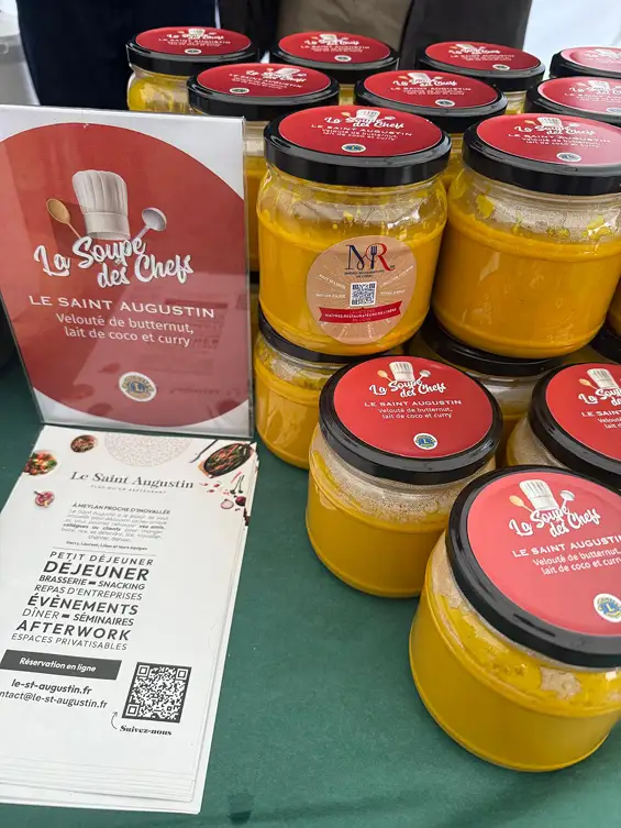 À ll’initiative du Lions Club Grenoble Porte de France, 14 chefs se sont mobilisés pour la Soupe des Chefs, une vente caritative au profit de l’association Ça Déménage. Et vous étiez là. Nombreux. Nombreux à venir chercher un, deux, parfois plusieurs pots… Pas seulement pour le plaisir de la soupe, mais pour soutenir un magnifique élan de solidarité.