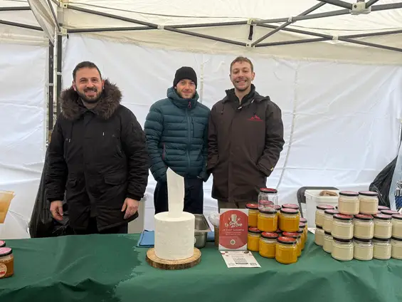 À ll’initiative du Lions Club Grenoble Porte de France, 14 chefs se sont mobilisés pour la Soupe des Chefs, une vente caritative au profit de l’association Ça Déménage. Et vous étiez là. Nombreux. Nombreux à venir chercher un, deux, parfois plusieurs pots… Pas seulement pour le plaisir de la soupe, mais pour soutenir un magnifique élan de solidarité.