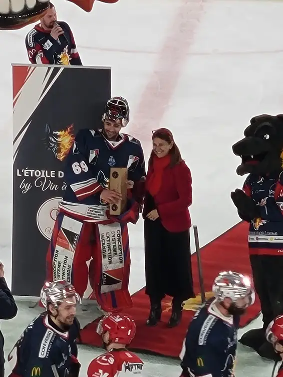 À Pôle Sud, Grenoble a offert une soirée comme on les aime : du rythme, de l’intensité et une victoire nette. Portés par un public fidèle et en feu, les Brûleurs de Loups ont signé un 4–0 autoritaire face à Cergy, enchaînant un deuxième succès consécutif et rappelant, une fois encore, pourquoi ce club fait la fierté de tout un territoire.