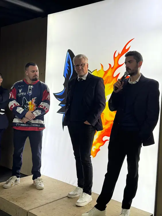 À Pôle Sud, Grenoble a offert une soirée comme on les aime : du rythme, de l’intensité et une victoire nette. Portés par un public fidèle et en feu, les Brûleurs de Loups ont signé un 4–0 autoritaire face à Cergy, enchaînant un deuxième succès consécutif et rappelant, une fois encore, pourquoi ce club fait la fierté de tout un territoire.