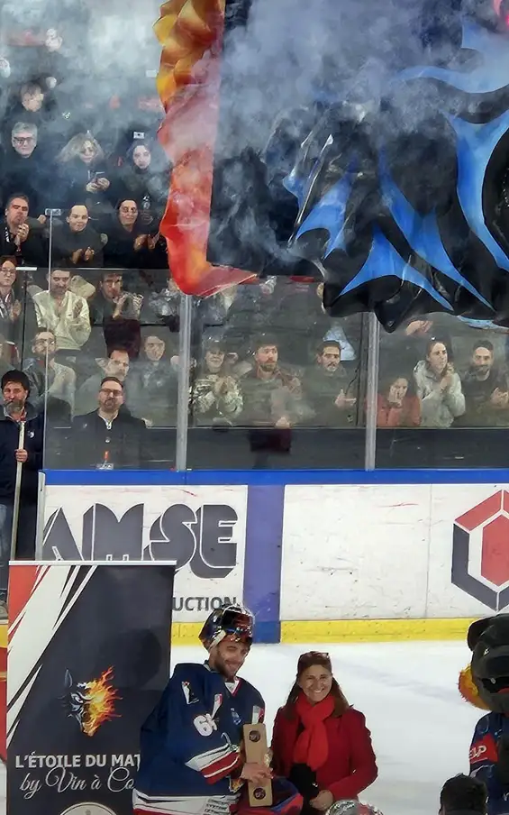 À Pôle Sud, Grenoble a offert une soirée comme on les aime : du rythme, de l’intensité et une victoire nette. Portés par un public fidèle et en feu, les Brûleurs de Loups ont signé un 4–0 autoritaire face à Cergy, enchaînant un deuxième succès consécutif et rappelant, une fois encore, pourquoi ce club fait la fierté de tout un territoire.