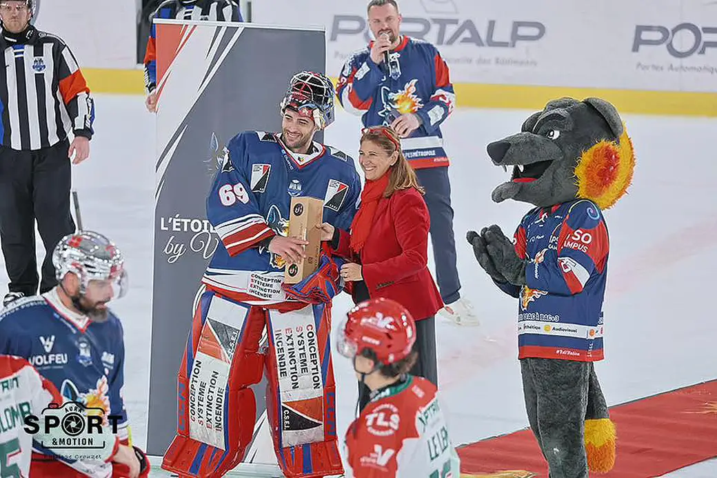 À Pôle Sud, Grenoble a offert une soirée comme on les aime : du rythme, de l’intensité et une victoire nette. Portés par un public fidèle et en feu, les Brûleurs de Loups ont signé un 4–0 autoritaire face à Cergy, enchaînant un deuxième succès consécutif et rappelant, une fois encore, pourquoi ce club fait la fierté de tout un territoire. - Philippe Crouzet pour la photo.