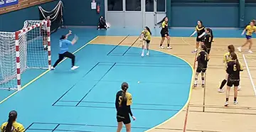 L’engagement est total, avec des joueuses concentrées et positionnées pour réagir à l’action. Une belle illustration de la combativité et de l’esprit d’équipe qui animent le Meylan Handball.