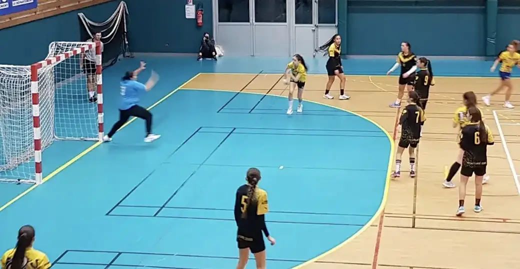L’engagement est total, avec des joueuses concentrées et positionnées pour réagir à l’action. Une belle illustration de la combativité et de l’esprit d’équipe qui animent le Meylan Handball.