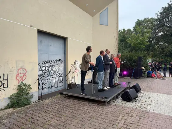 On ne construit pas l’avenir culturel dans un décor de négligence — ce bel événement avait pour décor des façades souillées de barbouillages illisibles, bien loin de toute idée de « street-art ». Un contraste saisissant : d’un côté, une programmation culturelle qui élève et rassemble ; de l’autre, un décor marqué par le désordre et la négligence.