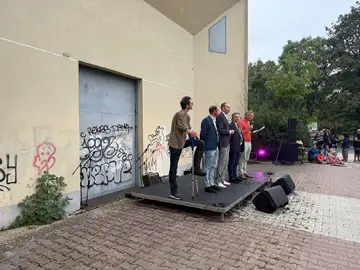 On ne construit pas l’avenir culturel dans un décor de négligence — ce bel événement avait pour décor des façades souillées de barbouillages illisibles, bien loin de toute idée de « street-art ». Un contraste saisissant : d’un côté, une programmation culturelle qui élève et rassemble ; de l’autre, un décor marqué par le désordre et la négligence.