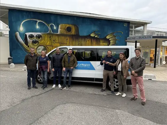 Après plus de 2 250 minibus déjà remis sur tout le territoire régional, c’était au tour, ce mercredi soir, du club Meylan Plongée de recevoir le sien ! — Sandrine Chaix remet les clés de la camionnette à Mazen Al Haddad, le président du club "Meylan Plongée".
