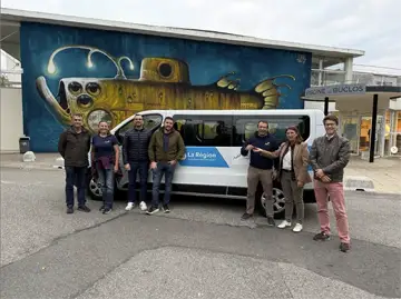 Après plus de 2 250 minibus déjà remis sur tout le territoire régional, c’était au tour, ce mercredi soir, du club Meylan Plongée de recevoir le sien ! — Sandrine Chaix remet les clés de la camionnette à Mazen Al Haddad, le président du club