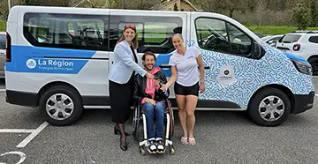 (De gauche à droite) Sandrine Chaix, vice-présidente de la Région, David Smétanine, nageur handisport grenoblois et Francesca Filatondi, présidente d’Undine lors de la remise de clé du minibus à l